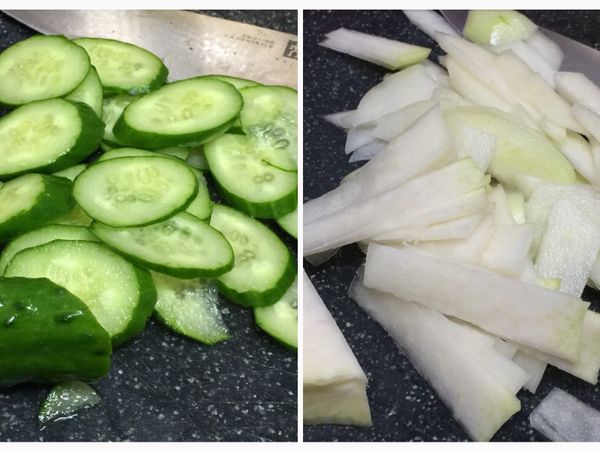 小黃瓜、大頭菜切薄片，胡蘿蔔切絲