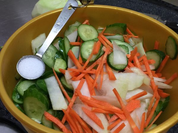 加入鹽巴拌勻，醃15分鐘