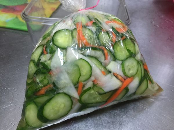 裝乾淨塑膠袋裡，排掉塑膠袋裏的空氣，將袋口束緊放冰箱冷藏，或即食皆可。