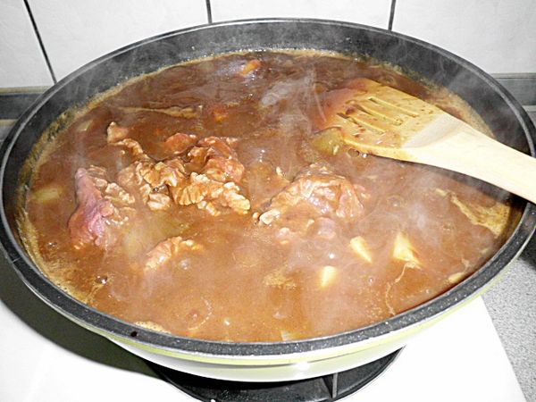 比起牛肋條,牛肉片可以縮短煮的時間~倘若用的是牛肋條..就必須先把牛肋條切塊煮軟了..再連牛高湯一併去煮咖哩才可以喔!