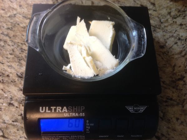 [蛋黃麵糊做法:]將室溫無鹽奶油稱重好