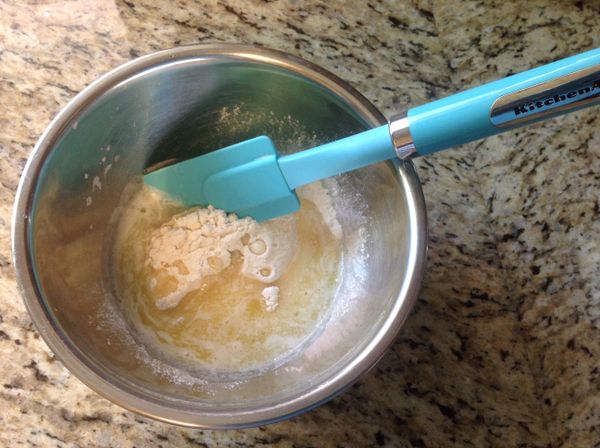 將過篩低筋麵粉篩入室溫無鹽奶油盆中,攪拌拌均