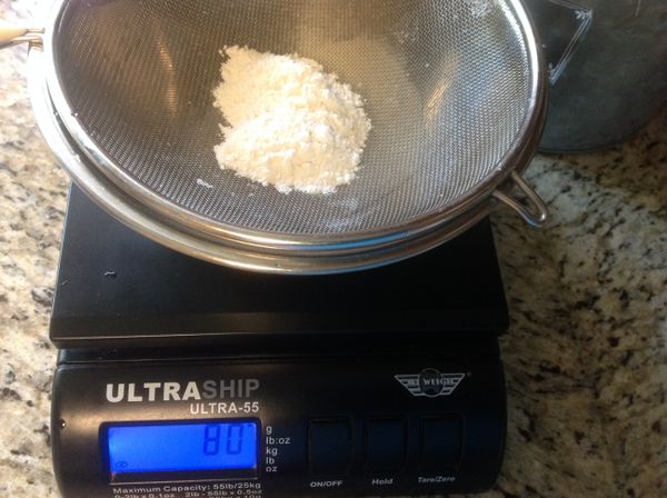 過篩低筋麵粉準備好
(一定要過篩.蛋烤體如果有一顆顆的粒狀,那就是一開始都沒有將麵粉和油拌勻,或是沒有過篩完全)