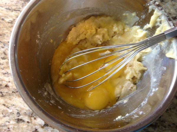 然後逐一分次加入蛋黃到盆內攪拌