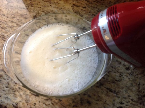 [蛋白霜做法:]電動攪拌器,以中速先將蛋白打出些泡沫