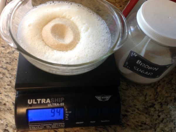 再分2~3次加入白砂糖.糖要慢慢加入