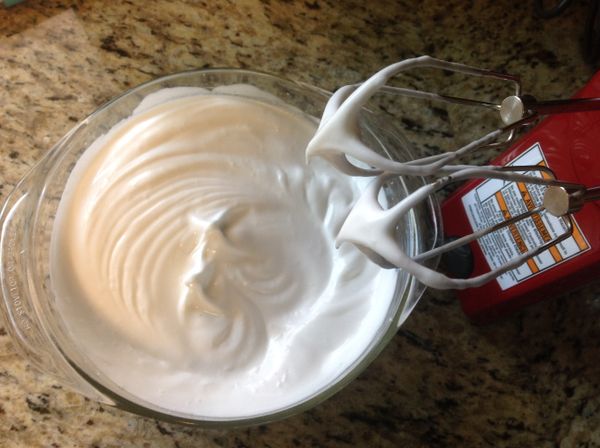 打約 5~6 分鐘,打到蛋白變的很光亮且挺立有尖角狀,如照片即可.一定要打蛋白成功,才能烘培出漂亮的棉花蛋糕唷!