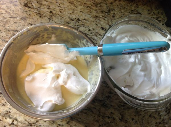 [綜合:]先取1/3 蛋白霜倒到蛋黃盆中