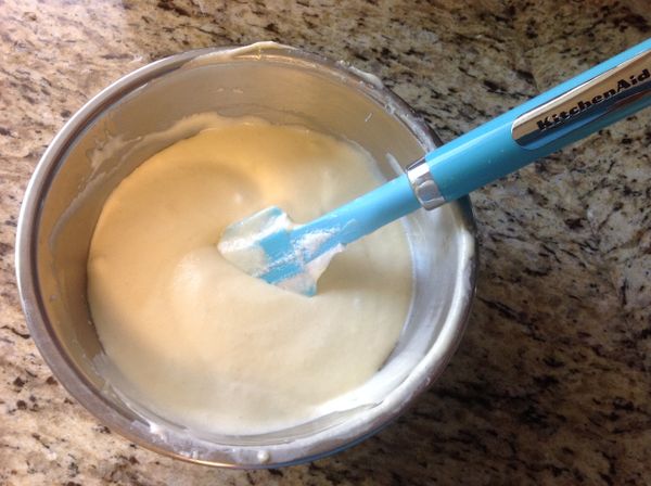 用橡皮括刀"輕輕由下往上快速的"混合拌勻