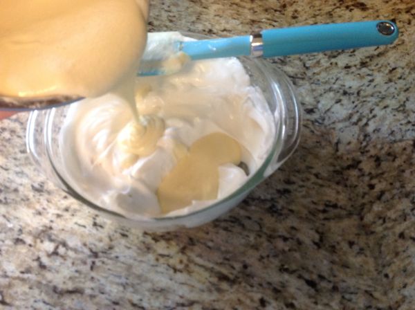 拌勻後,再把蛋白糊加入蛋黃糊里攪拌均勻.同上方法"輕輕由下往上快速的"混合拌勻