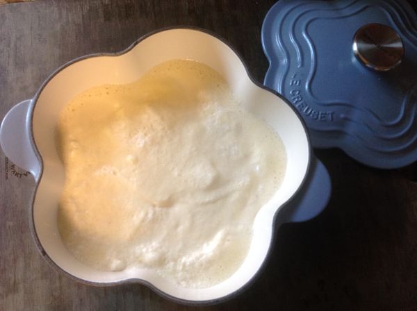 表面用橡皮括刀輕輕抹平整,然後鍋底輕敲工作台面,敲出空氣