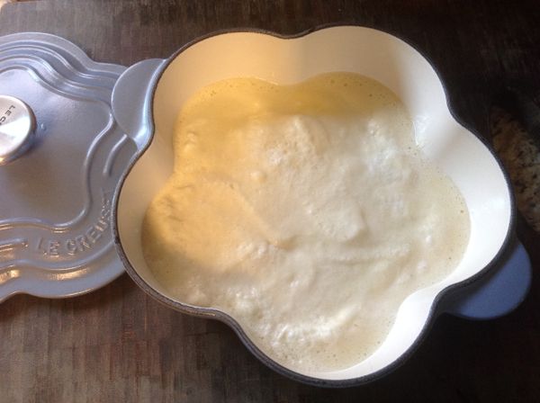 鑄鐵鍋裡不需抹任何油,將混合好的蛋黃麵糊和蛋白霜倒入鑄鐵鍋裡