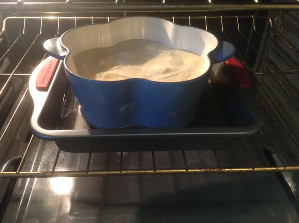 將鑄鐵鍋和底盤,放入已經預熱好的烤箱內.