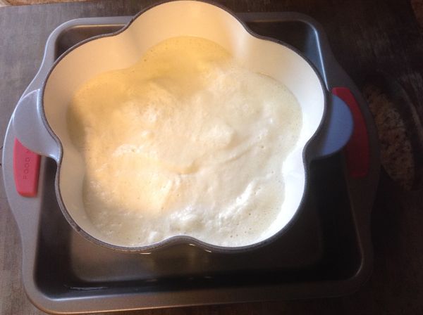 將鑄鐵鍋放入烤盤中