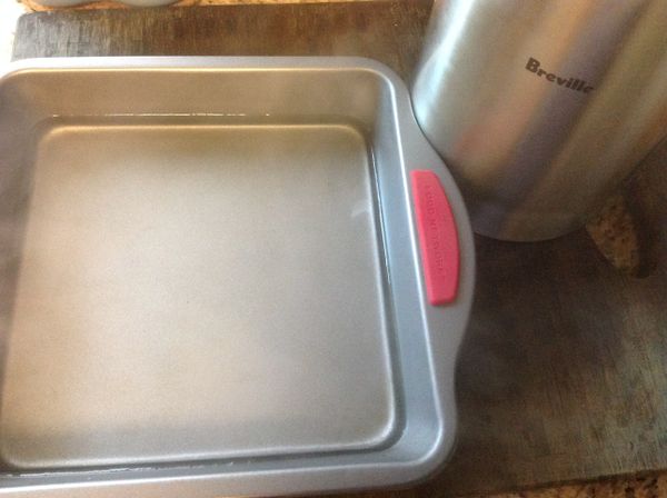 烤箱預熱溫度約300 degrees °F =150 degrees °C,  預熱約10分鐘, 將熱水倒入外烤盤的一半,如照片