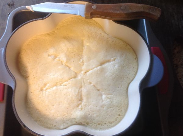 蛋糕表面想要有漂亮裂口,需要在烤10分鐘後先由烤箱取出,在麵糊表面輕輕以刀刮3橫如星型