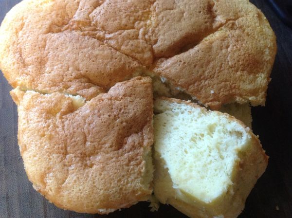 切來品嘗,棉花蛋糕口感比戚風烤法更濕綿,軟綿綿的海綿蛋糕裡,有細緻毛孔的蛋糕體.入口是非常细腻的口感,是小朋友們愛的棉棉口感喔!!