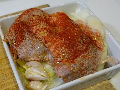 將1大匙匈牙利紅椒粉與1/2茶匙鹽均勻攪拌後抹在雞腿兩面，並撒上迷迭香，淋上橄欖油。