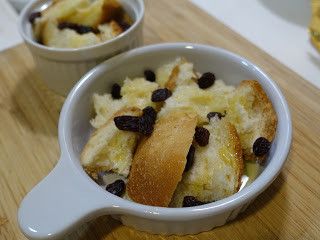 將奶油融化成液狀，淋在麵包上，撒上葡萄乾。