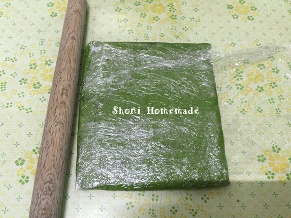 完成後倒在保鮮膜上，整成正方型，可以用桿麵棍協助整平，然後包好放冷凍，等到要打麵團的時候就可以先拿出來回溫15分鐘，然後放冷藏備用