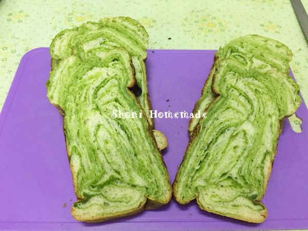 長太高了剛出爐整個有點軟腳 哈哈哈  最後我只好把他橫著放涼～橫著放涼愈壓愈高，結果切片的時候變的超級樂咖  我都要笑死了   
還好最後放進保鮮盒裡面因為太長只好被壓頭，然後又恢復正常的高度了 哈哈
但是！半夜十二點在切這個無敵誘人的麵包，真的是在考驗忍耐程度！！失控的抹茶控請不要輕易嚐試！！