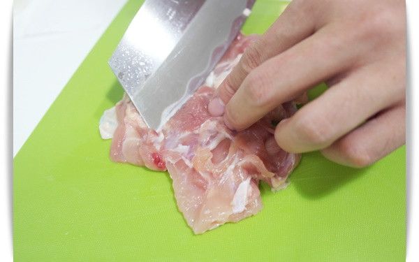 將雞肉攤平較厚的地方用刀稍微劃開~延展整塊肉片使厚度均勻比較好捲喔^^