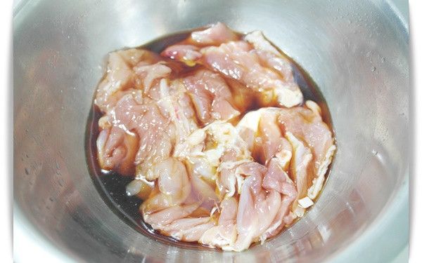 將雞肉與醃料一起醃約1小時!!