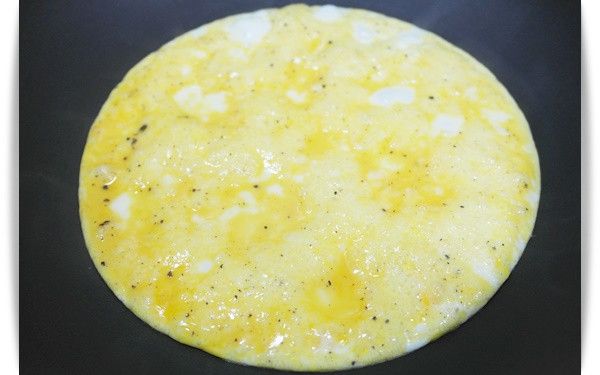 把雞蛋打散撒上些許鹽及胡椒~~平底鍋中倒入些許油後倒入蛋液煎至7分熟^^