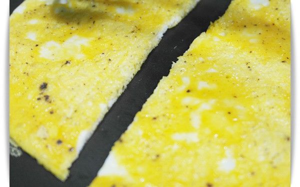 把煎好的蛋對切備用!!