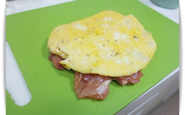 把雞皮朝下攤平放上切對半的蛋皮~~