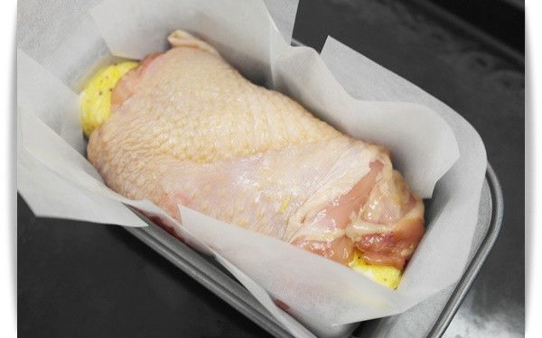 把捲起來的地方朝下放入鋪好烘焙紙的磅蛋糕烤模中!!!放進水波爐使用照燒雞功能烤約20-25分鐘!!**也可以放入預熱200度烤箱烤約25分鐘!!