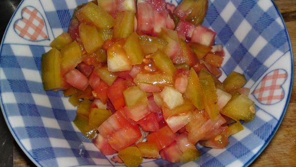 將[爆香料]剁碎，[香料]加一點水用果汁機打碎(九層塔留一部分)，蕃茄切小塊