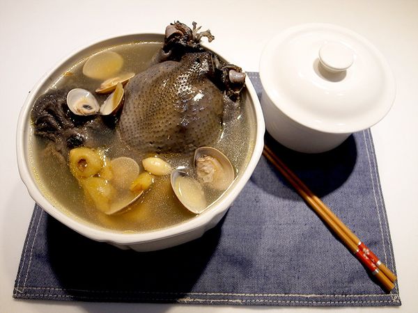 放入吐好沙的蛤蜊，接著倒入米酒，等蛤蜊打開，加入適量的鹽巴即可。