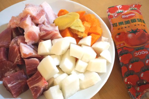 備妥所有食材…薑片、豬肉、白蘿蔔、紅蘿蔔及可果美蕃茄醬