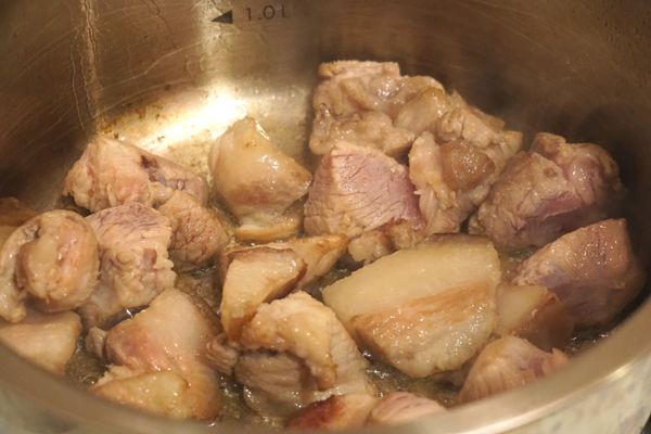 將肥豬肉先放入爆出油質後，再加入胛心肉塊一起煎，將所有肉塊煎焦黃