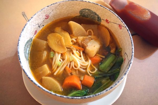 在麵條裡加入茄汁燉肉的湯汁及青菜，即完成一碗香噴噴的茄香豬肉拉麵