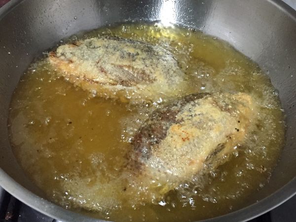 熱油鍋，將魚裹上地瓜粉後，下鍋油炸至金黃起鍋