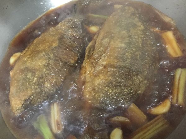將炸好的魚放入2燉煮至湯汁收乾