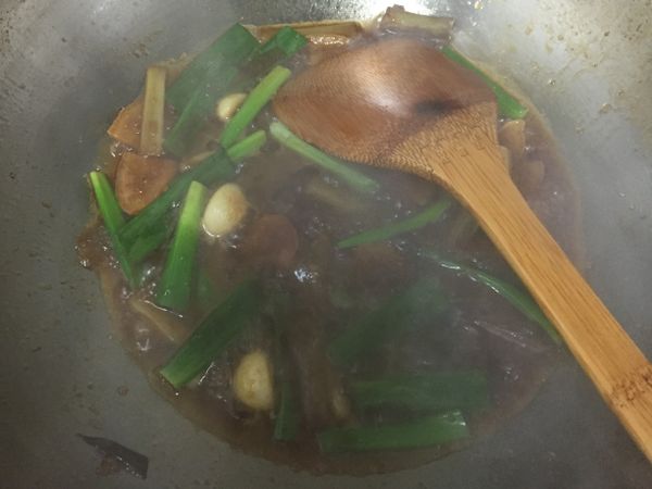 將蔥綠加入醬汁中，變軟即可熄火