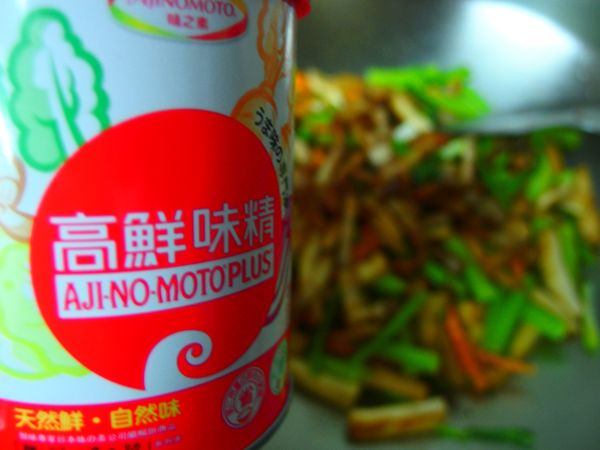 加入剛才的肉絲~調味 : 鹽一匙~「味之素品牌」高鮮味精~1/4匙~胡椒粉 1匙 ! 由鮮味專家味之素集團技術研發製造而成，具極致鮮味。只需傳統味精1/4用量，即能提引出食材原有的風味，並讓料理呈現更具豐富口感的自然鮮美喔~