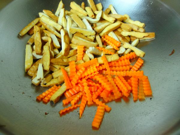 利用剩下的油把豆干煸香到恰恰那樣~再把紅蘿蔔放進去炒一下~紅蘿蔔也要用油炒過胡蘿蔔赤才會釋放出來唷~