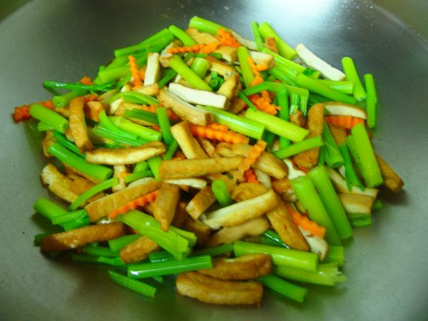 再把芹菜放下去炒~從鍋邊嗆入一大匙的米酒~悶煮一下~