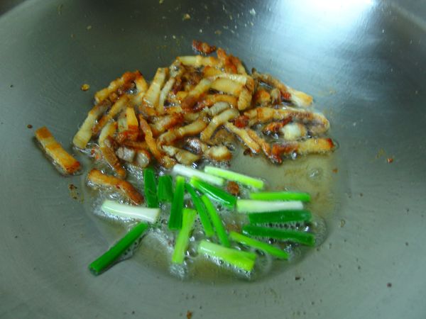 五花肉先煸出油脂~肉煸至微焦~ ( 油脂最多的五花肉通常都會剩下~煸出豬油炒的菜很香~) 把蔥放進去一起炒香~撈起備用~