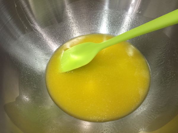 無鹽奶油用隔水加熱或用微波爐加熱到完全融化。