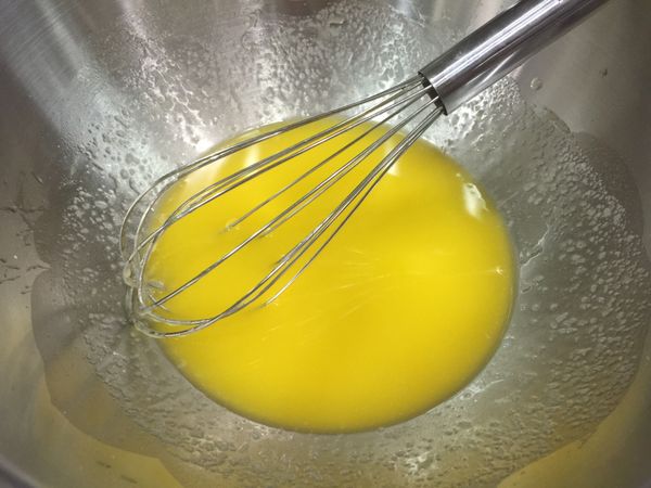 加入糖粉拌勻。