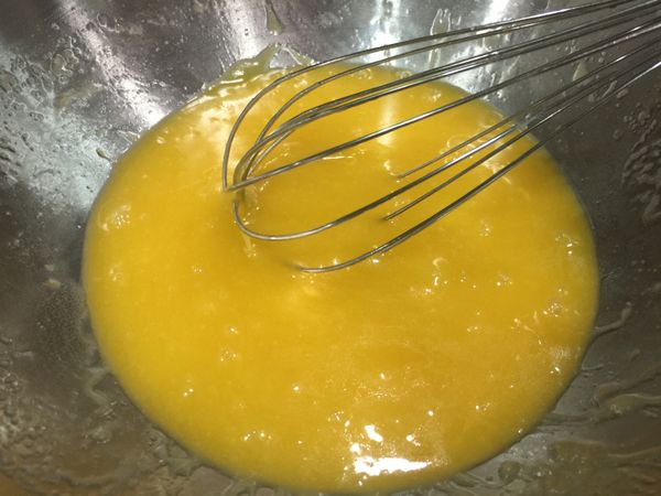 加入蛋白拌勻。