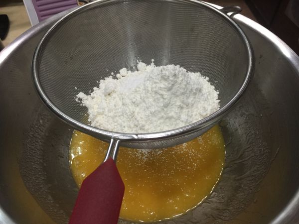 篩入低筋麵粉➕鹽拌勻。