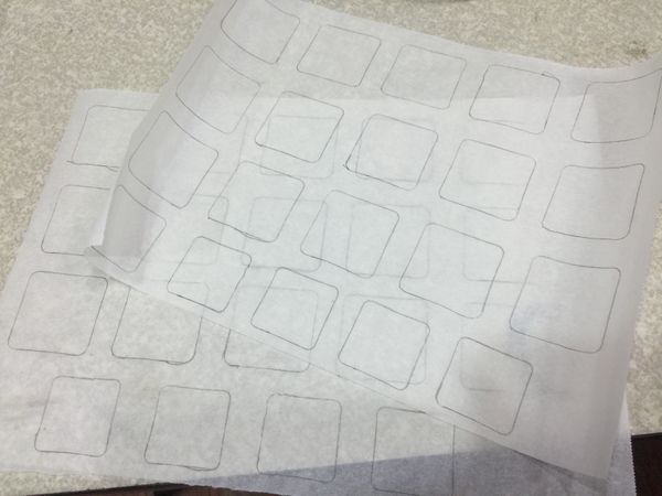 先在烘焙紙紙上畫出4.5x4.5公分的正方形，中間要留2公分的空間。最下面的正方形比較小，要擠上麵糊時記得烘焙紙要翻面。