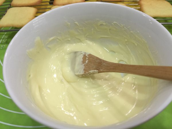 等餅乾都放涼了再來融化巧克力👉裝入三明治袋子裏前端剪✂️個小開口。