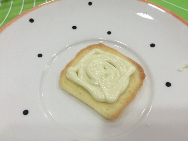 將融化巧克力擠出適量在餅乾背面，趁巧克力還沒凝固前再放上另一片餅乾，記得稍微壓緊二片餅乾讓白巧克力可以整個充滿餅乾。